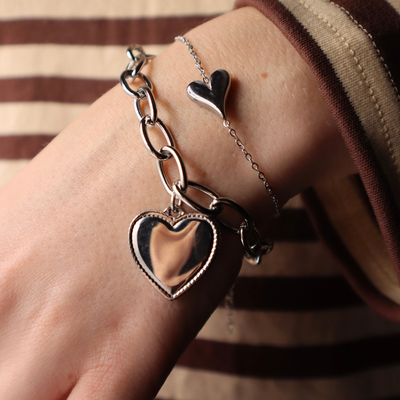 Zilverkleurige armband met hartbedel