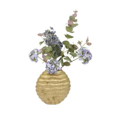 Gouden ribbelvaas gevuld met realistische zijden bloemen in zachte tinten groen, paars en roze