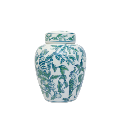 Een witte porseleinen gemberpot met deksel, versierd met een groen patroon van papegaaien die op fruittakken zitten.