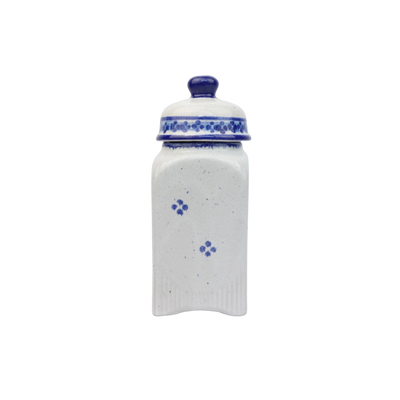 Twee witte keramische potten met blauwe deksels en een subtiel blauw bloemenpatroon op een witte achtergrond.