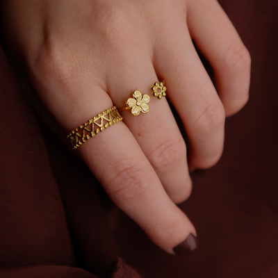 Goudkleurige ring met bloemdetails