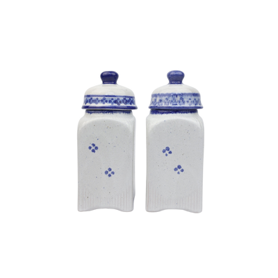 Twee witte keramische potten met blauwe deksels en een subtiel blauw bloemenpatroon op een witte achtergrond.