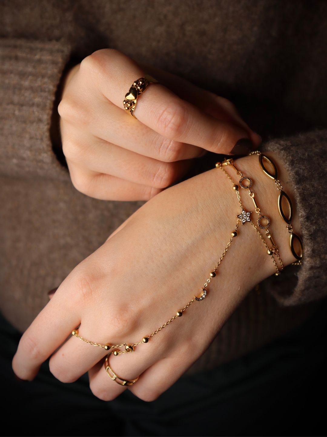 armbanden en sieraden aan de hand in een prachtige sfeerfotos