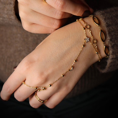 Goudkleurige hand sieraad met ster