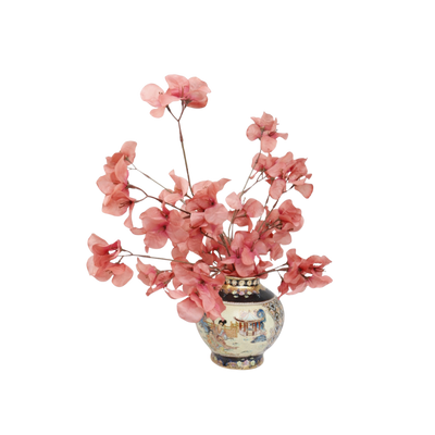 Vintage keramieken vaas met handgeschilderde details, gevuld met roze zijden bloesemtakken
