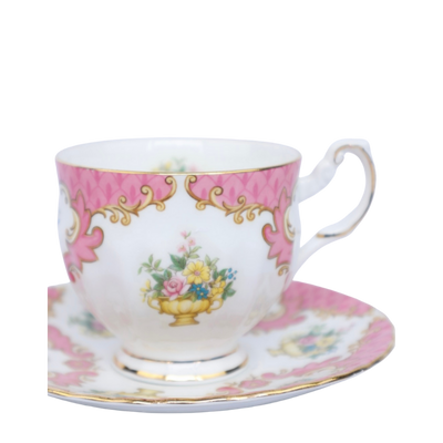 Vintage porseleinen kop & schotel – roze met sierlijke barokrand