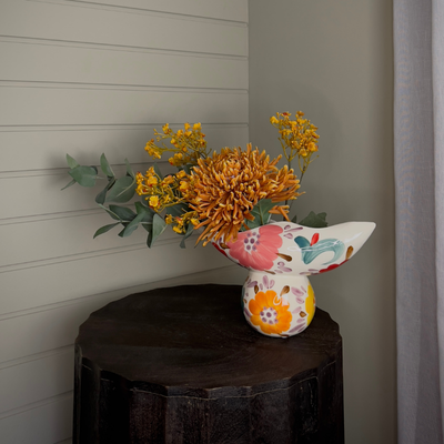 Bohemian keramieken vaas, gevuld met goudgele zijden bloemen