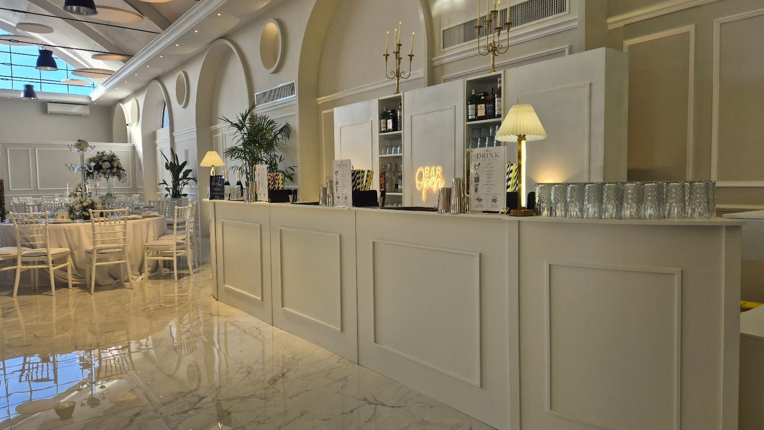 Bancone Open Bar Barman Express allestito per un matrimonio elegante