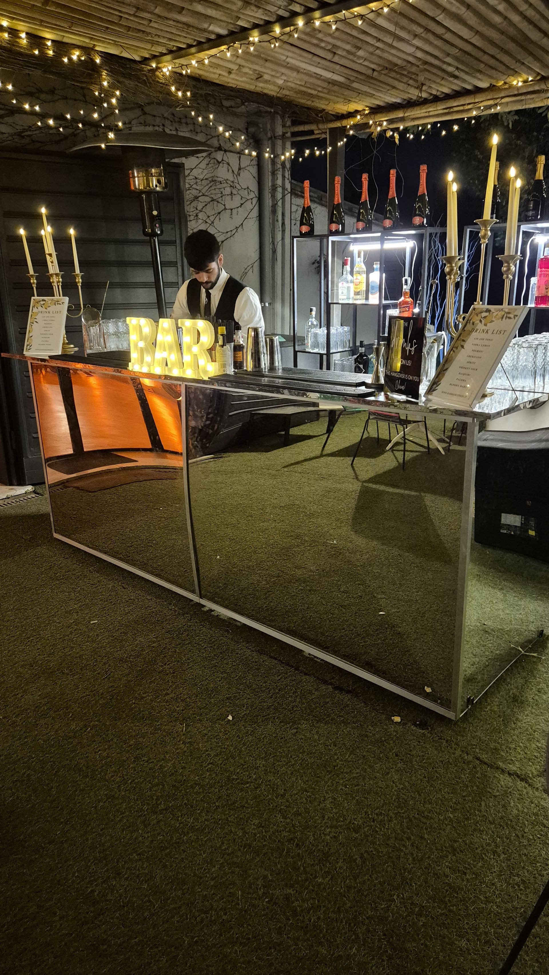 Elegante bancone bar modello Mirror allestito per un matrimonio da Barman Express