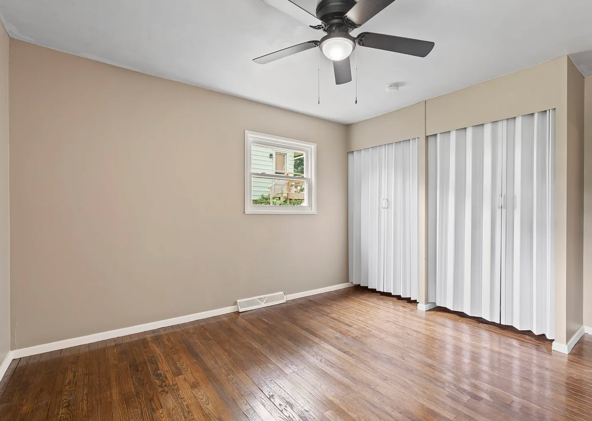 Bright and cozy third bedroom at Kane St with stylish decor and comfortable living space.