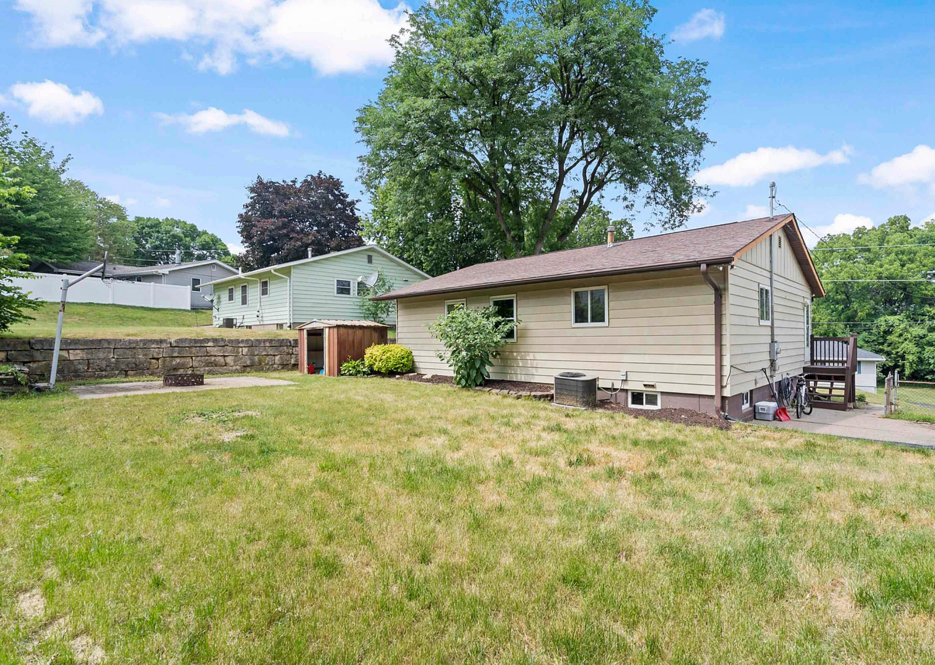 Well-maintained backyard at Kane St featuring lush greenery, outdoor seating, and a relaxing atmosphere.