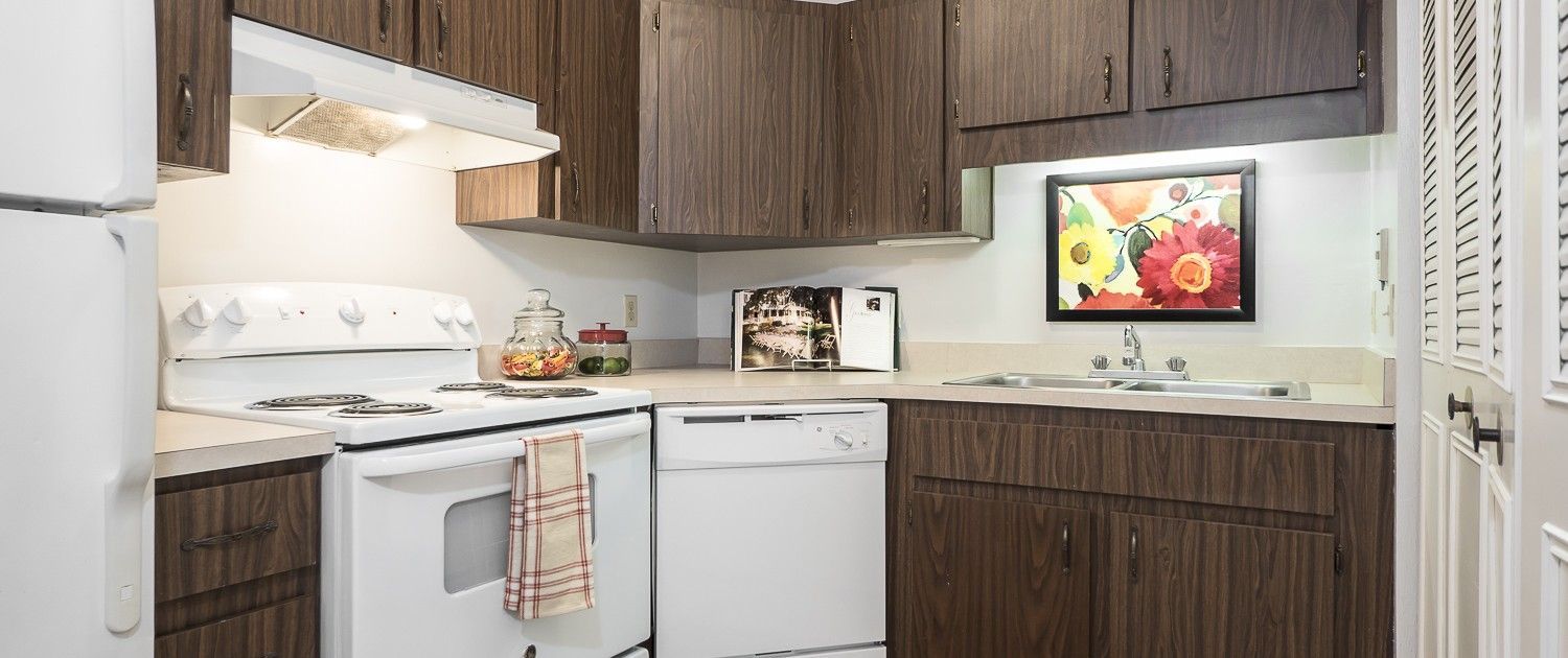 Photo of a kitchen counter that wraps in a half-hexagonal shape