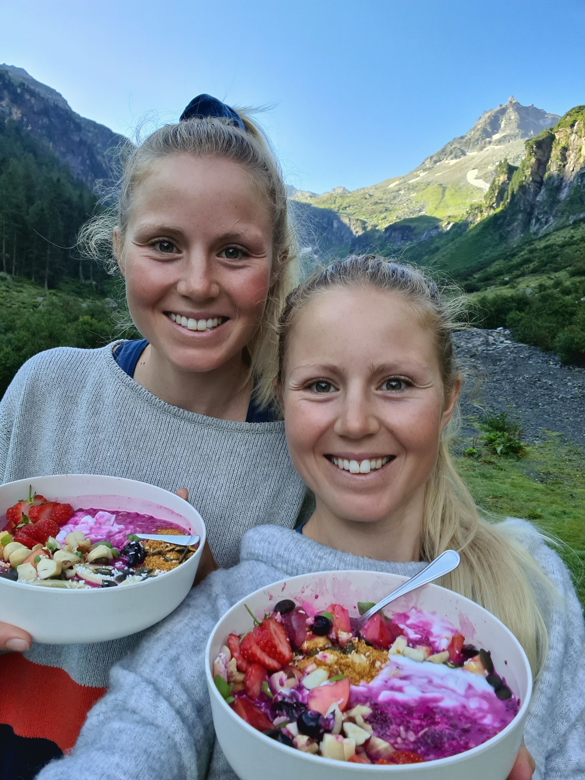 Författarna Sanna El Kott Helander och Lina El Kott Helander på Stevali Bokförlag. 