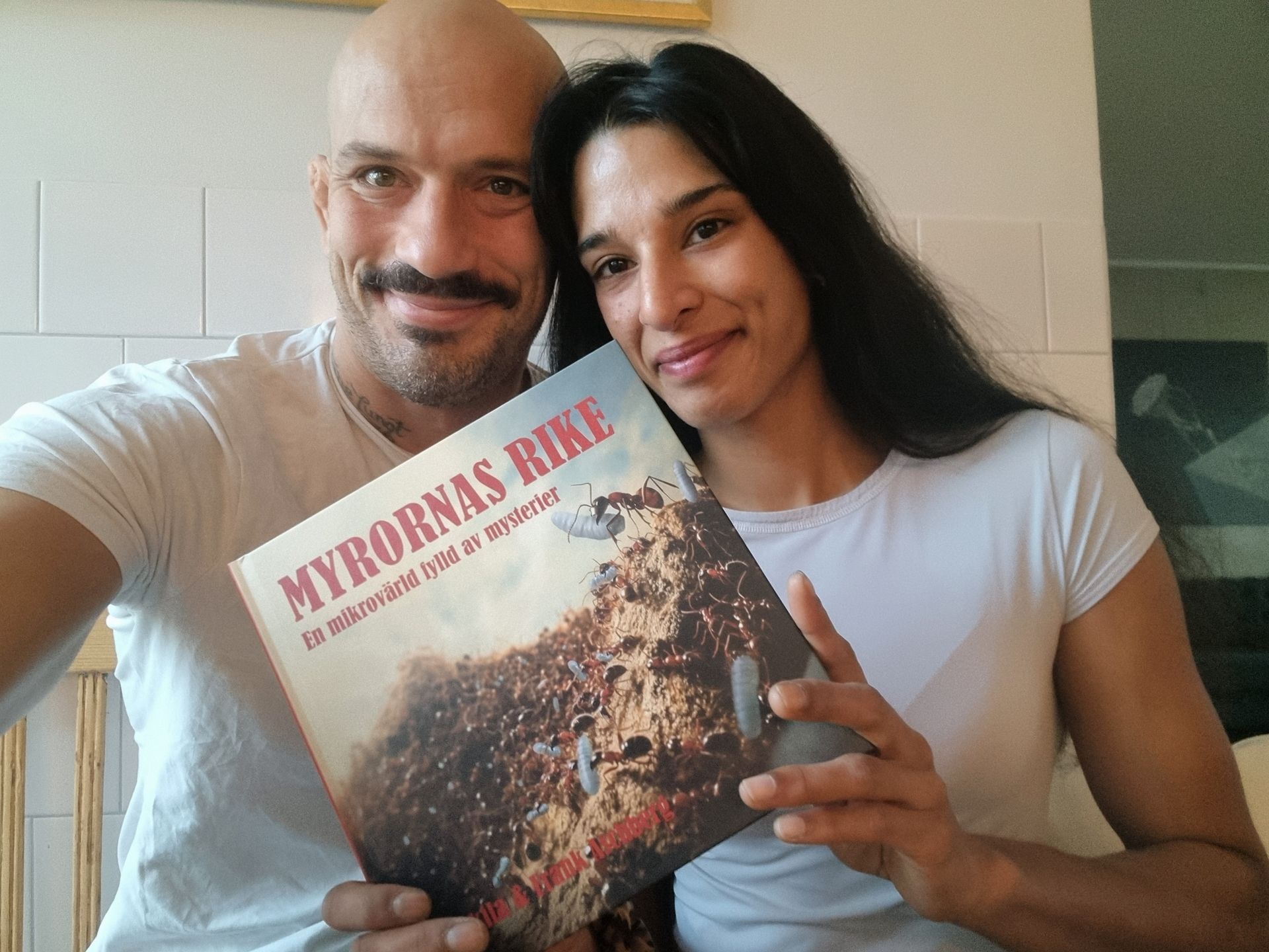 Illustratören Frank Aschberg och författaren Shakila Aschberg på Stevali Bokförlag.