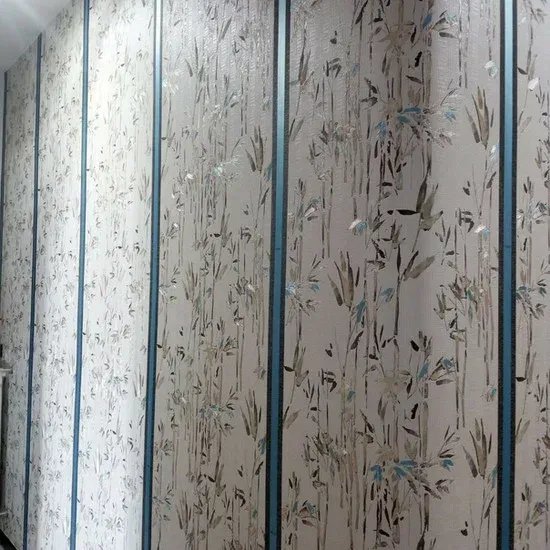 Pannelli verticali da parete con motivo simile al bambù e strisce di supporto blu.