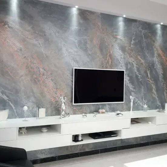 Soggiorno moderno con parete effetto marmo, TV a parete e mobile porta TV bianco.