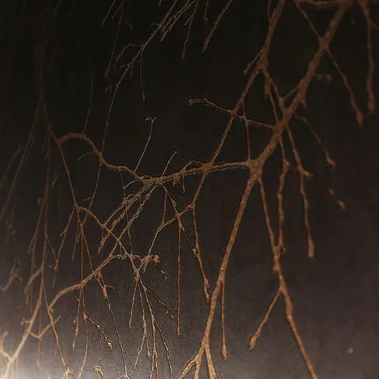 Motivo ramificato dorato su sfondo marrone scuro.