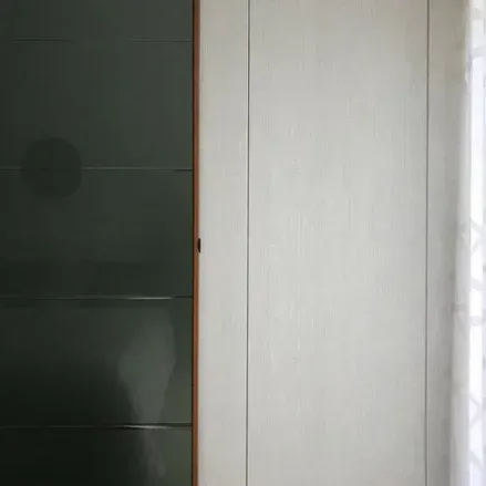 Porte chiuse verdi e bianche.