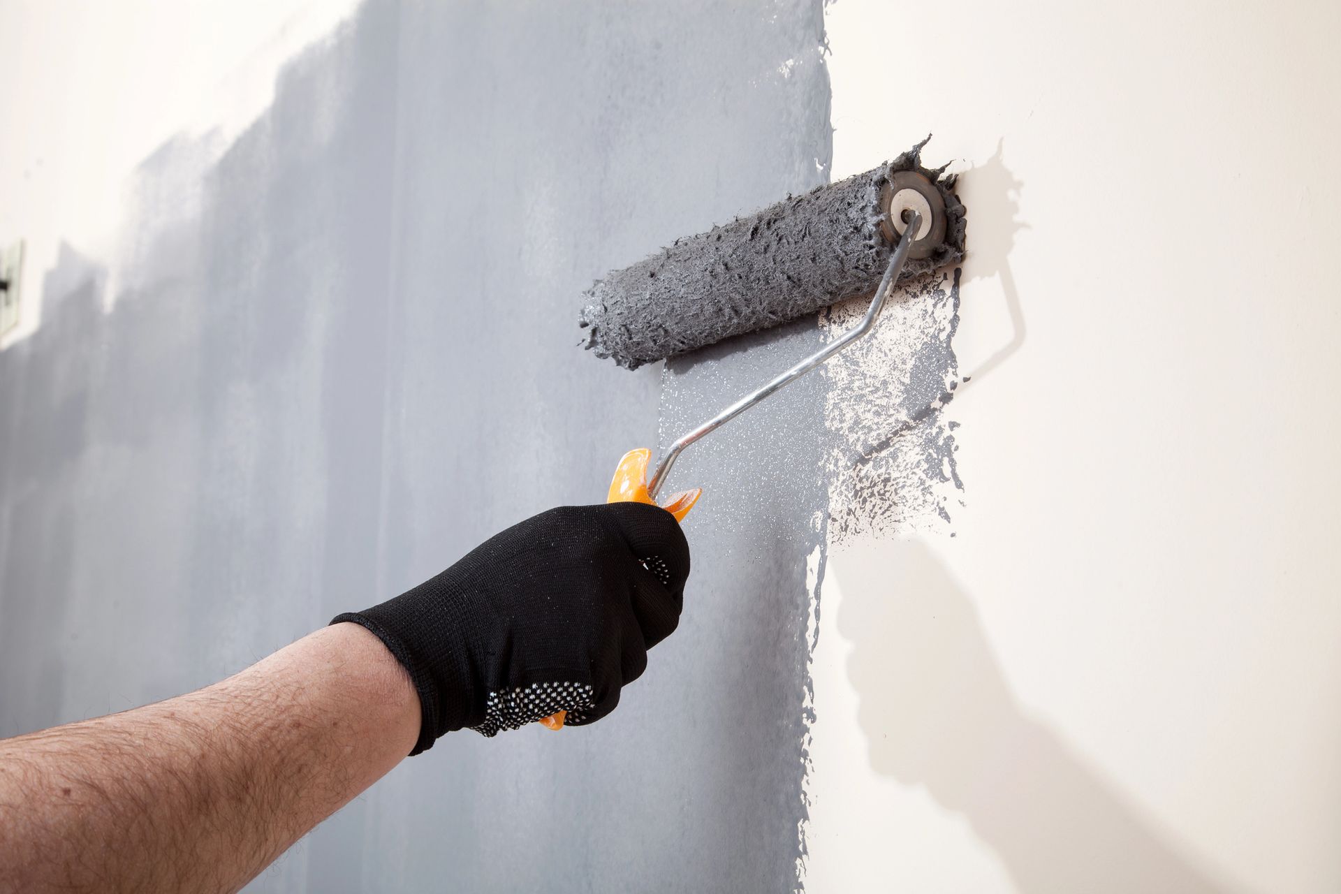 Esterno di una casa in legno con tavolo da pranzo all'aperto, circondato dal verde.