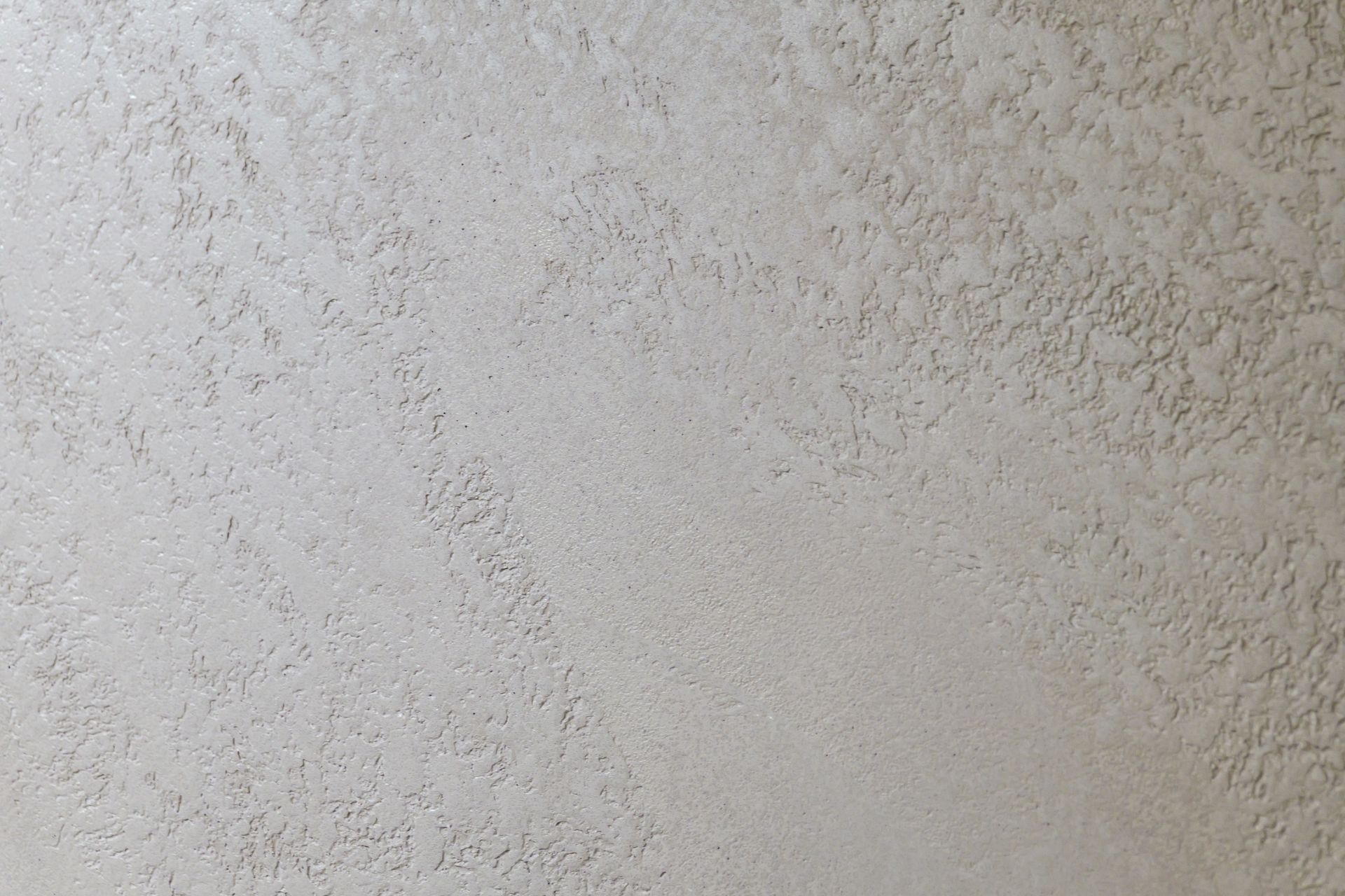 Murale floreale ad acquerello con fiori blu, marroni e grigi; porta sulla destra.