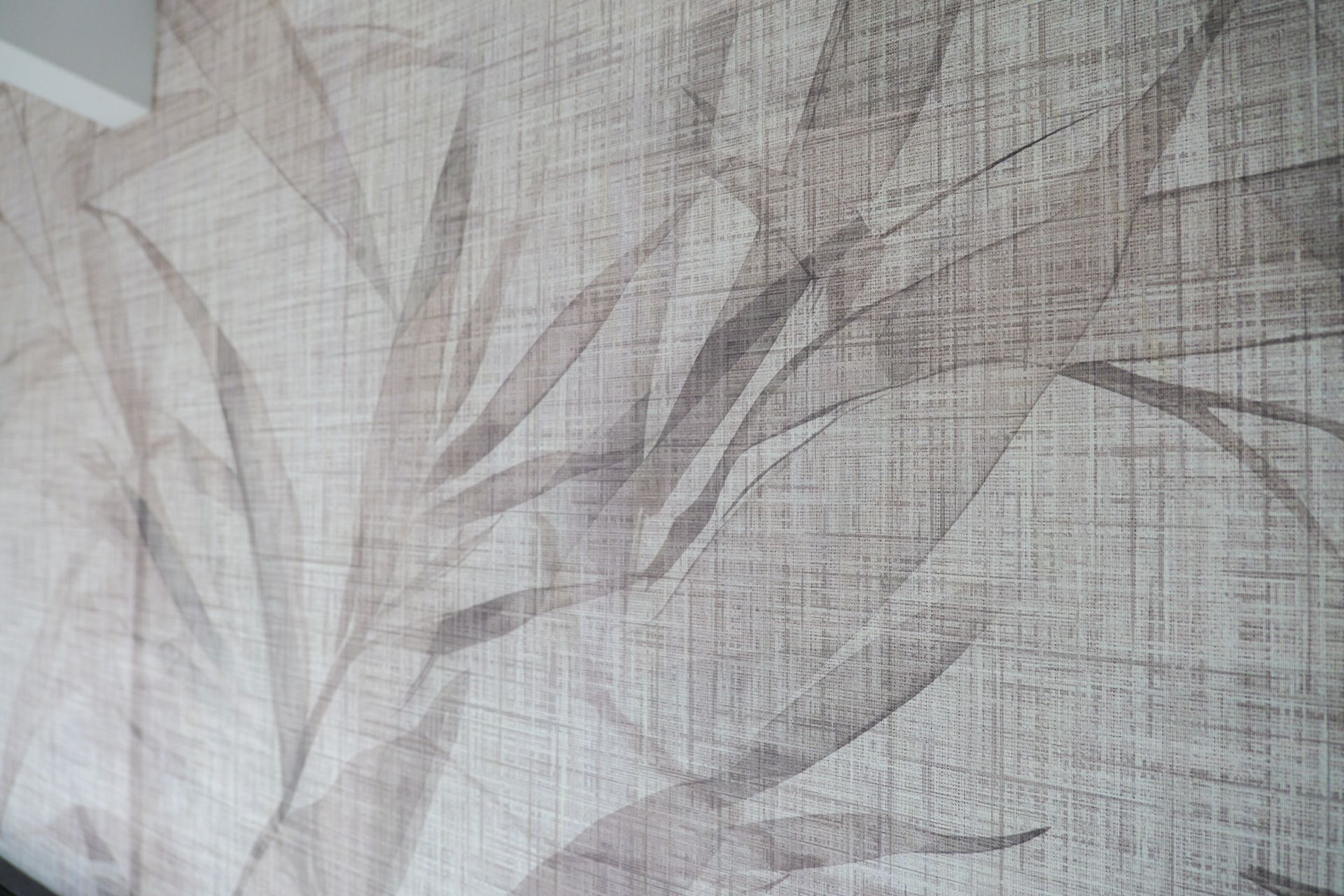 Casa moderna con ampie vetrate, terrazza in legno e prato verde.