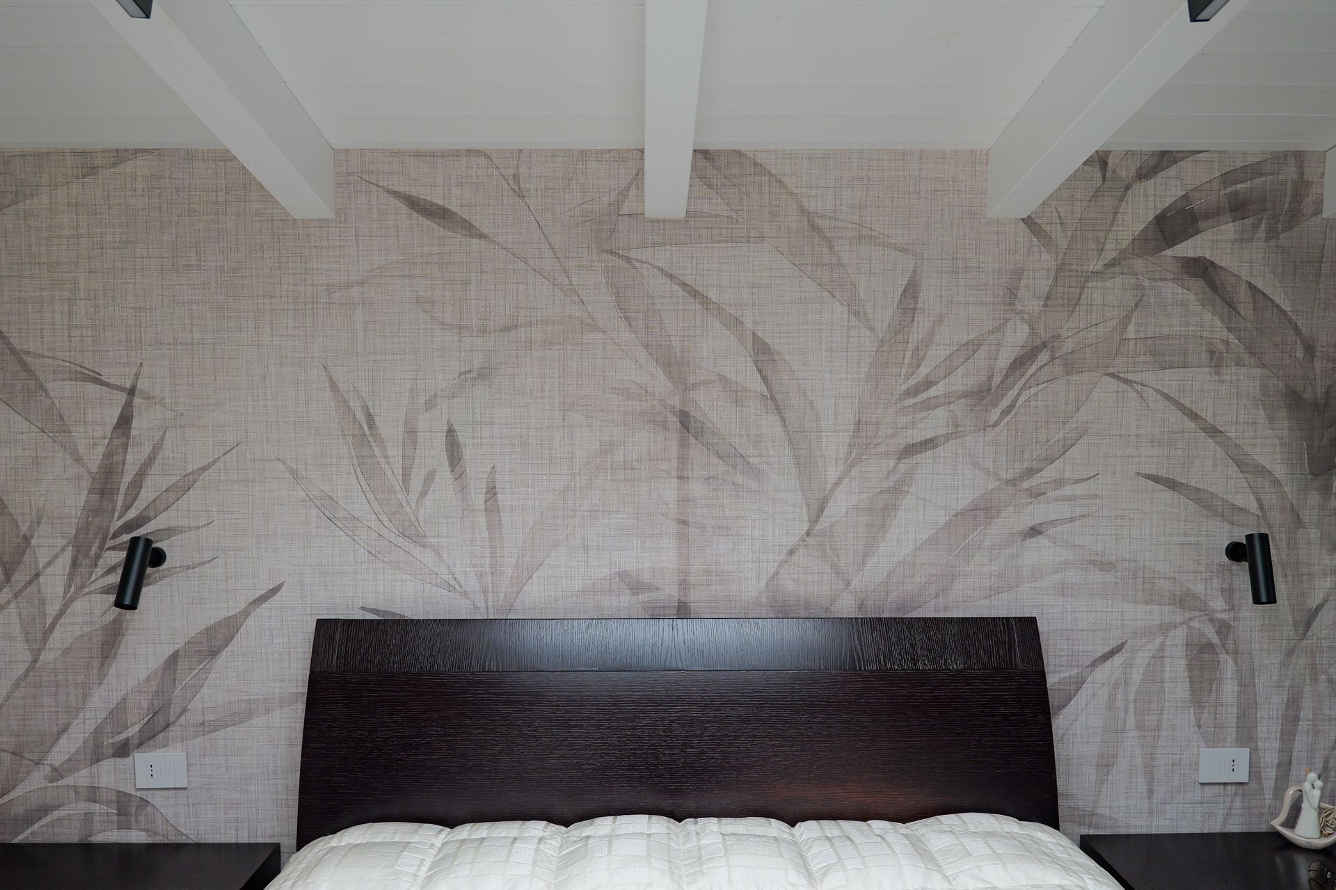 Cucina moderna con mobili scuri, tavolo e albero di Natale.