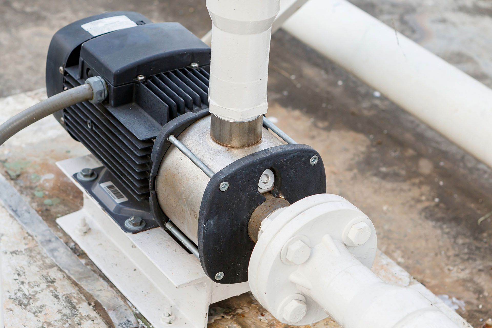 A close up of a water pump with a motor attached to it.