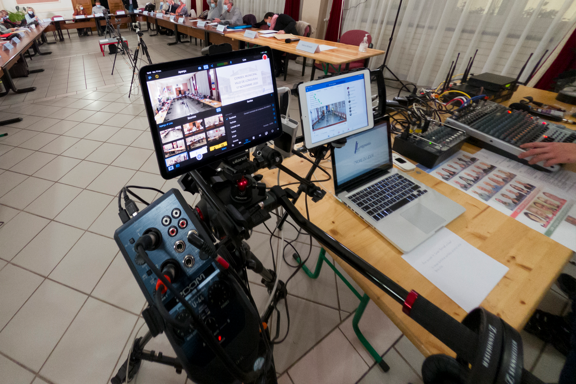 Un écran d'ordinateur est posé sur une table en bois.