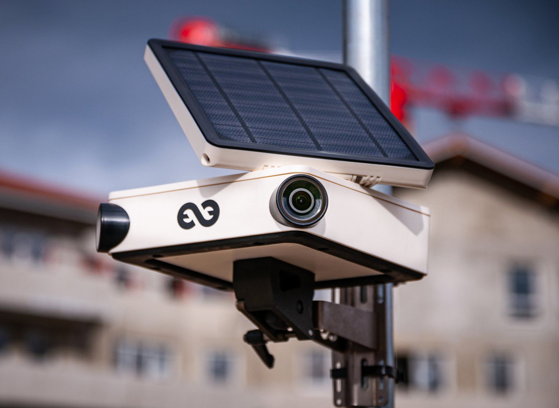 Une caméra avec un panneau solaire attaché
