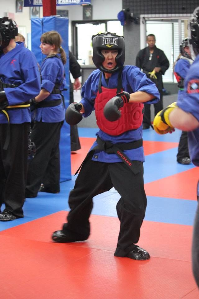 A person wearing a helmet that says everlast on it