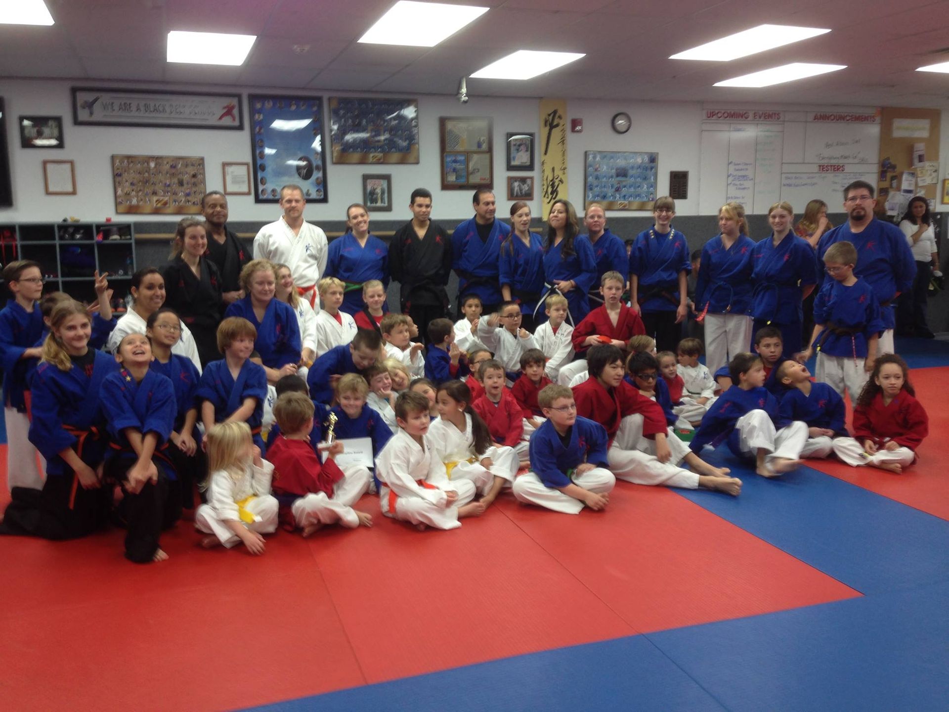 A group of people are posing for a picture in a gym