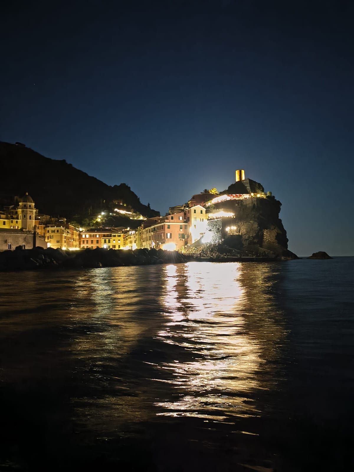 escursioni Monterosso di sera con Musica dal vivo e aperitivo Rosa dei Venti 5 terre boats Tours