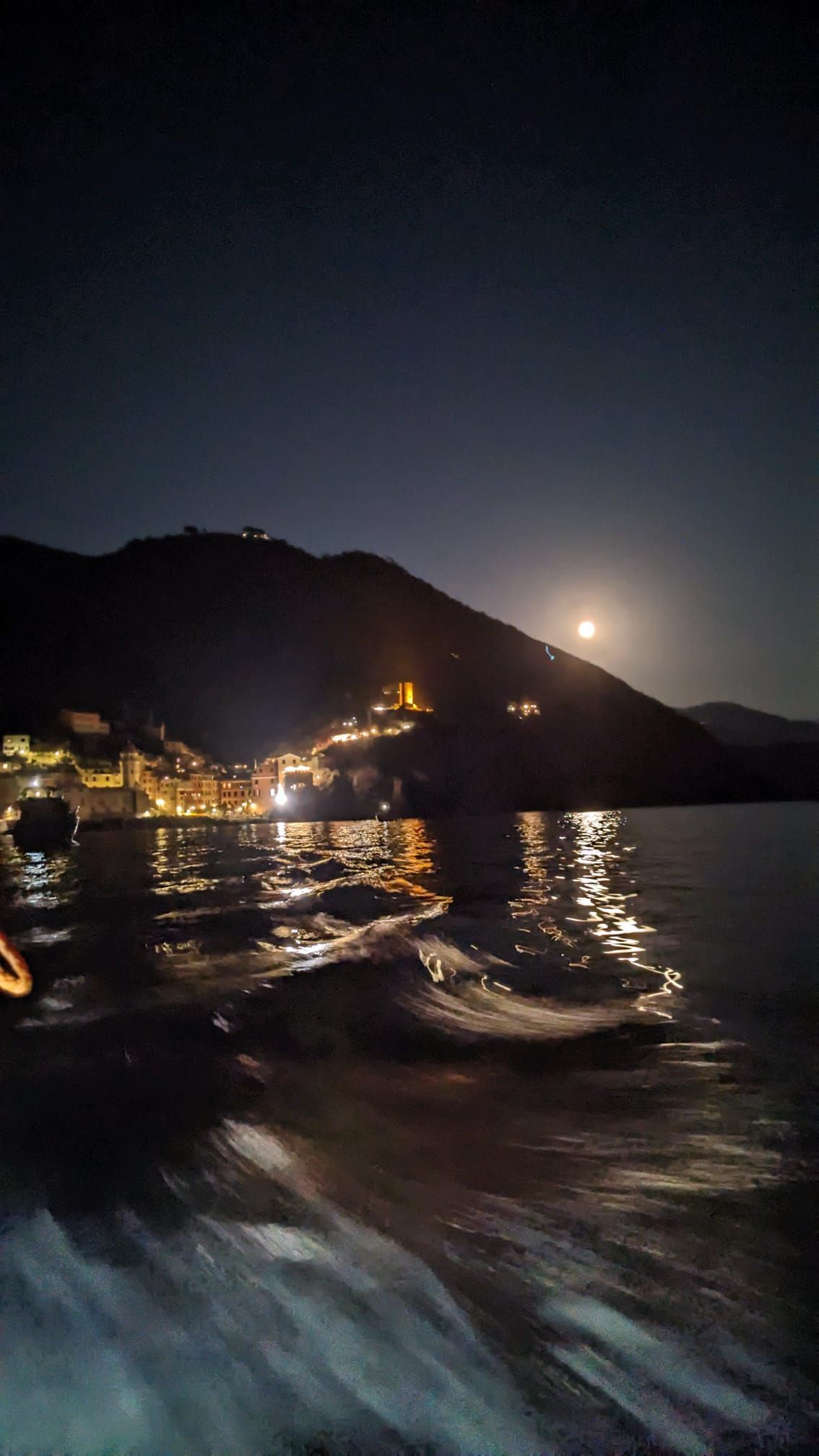 prenotazioni 5 terre di notte tour con musica dal vivo e aperitivo Rosa dei Venti 5 terre boats Tours