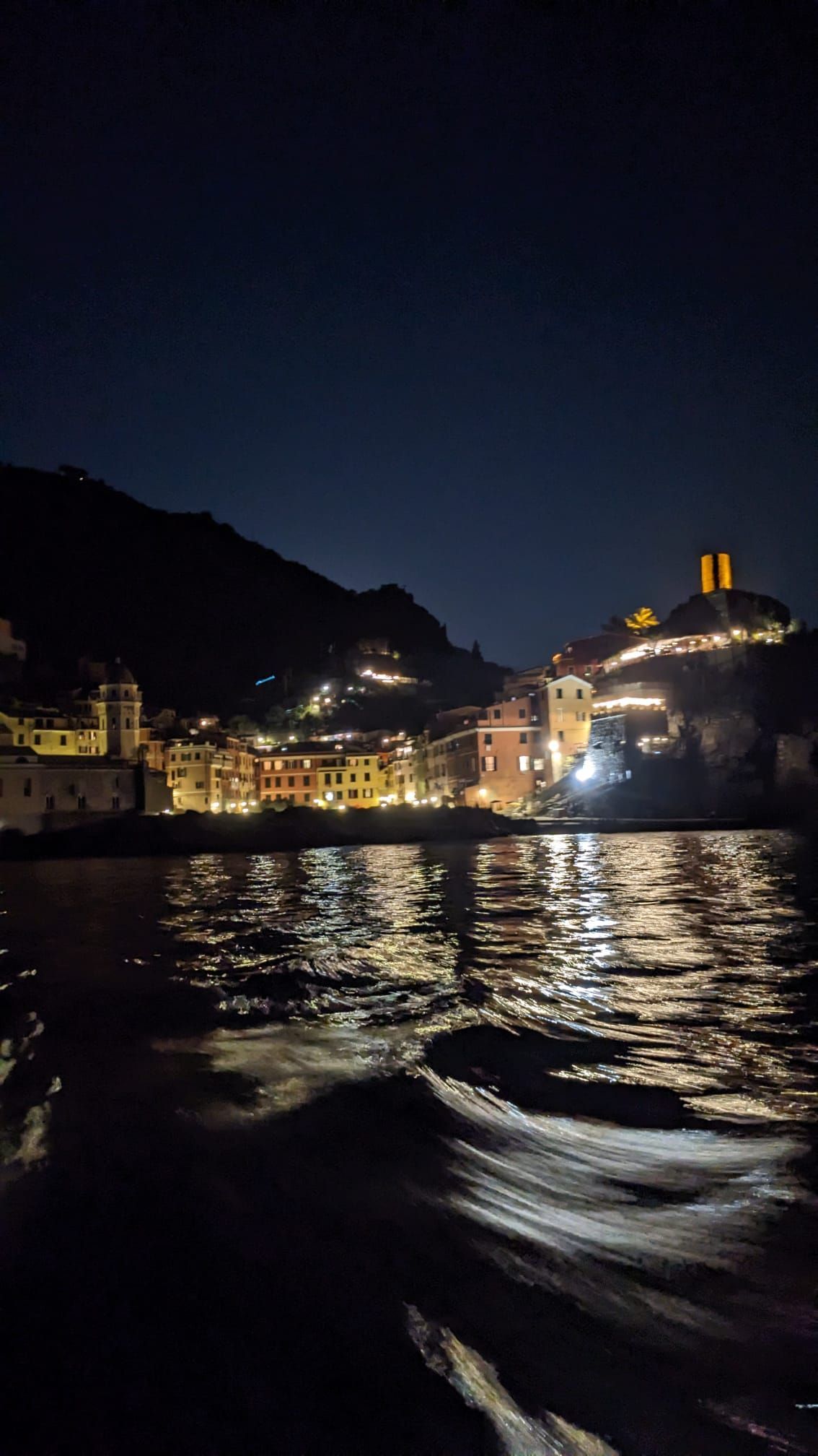 itinerari tours 5 terre serali con musica dal vivo e aperitivo Rosa dei Venti 5 terre boats Tours