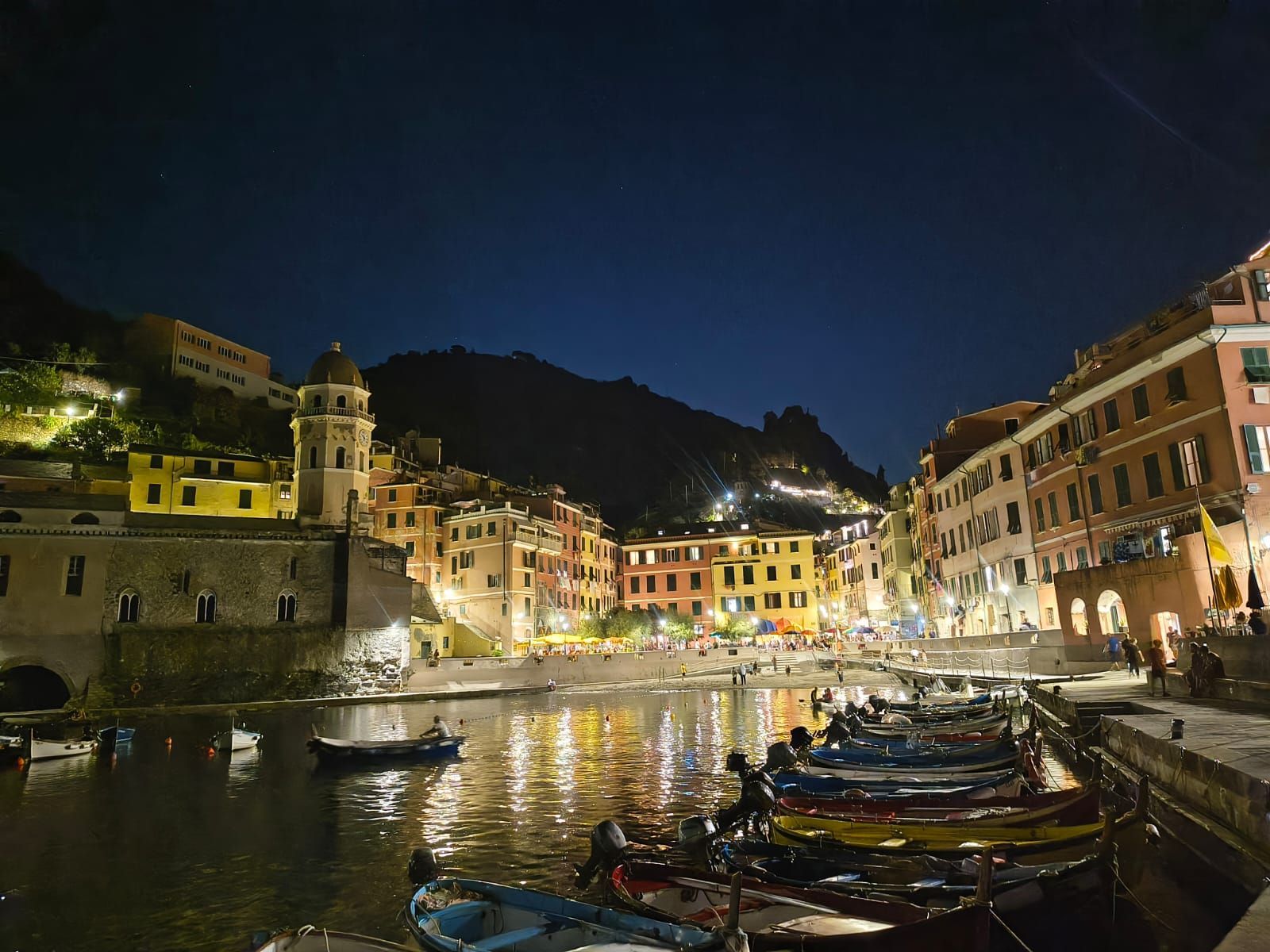 escursioni Vernazza di sera con Musica dal vivo e aperitivo biologico Rosa dei Venti 5 terre boats Tours