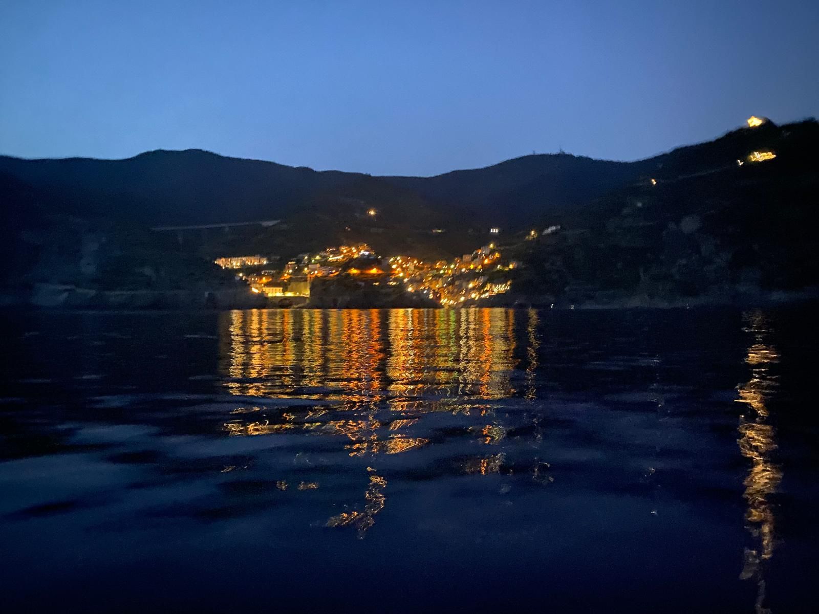 escursioni Riomaggiore di sera con Musica dal vivo e aperitivo Rosa dei Venti 5 terre boats Tours