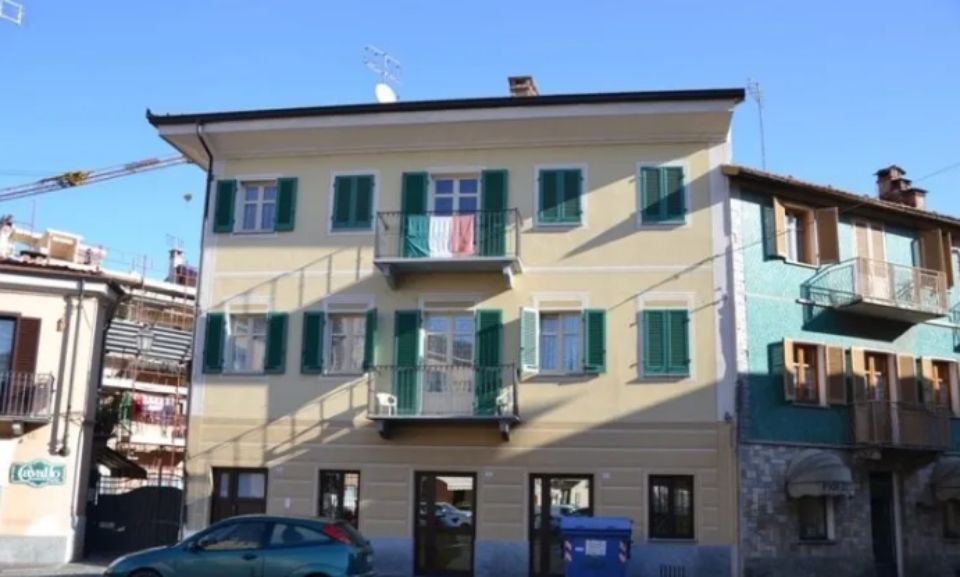 condominio con infissi verdi in legno