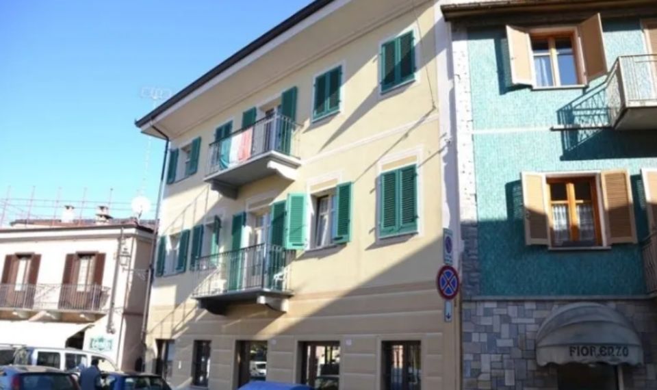 condominio con infissi in legno
