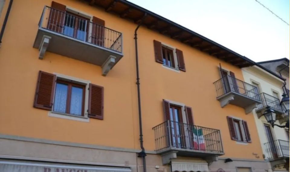 stabile con infissi in legno