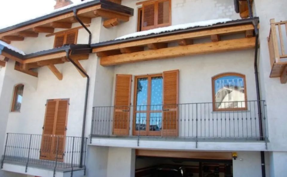 finestra e persiana in legno