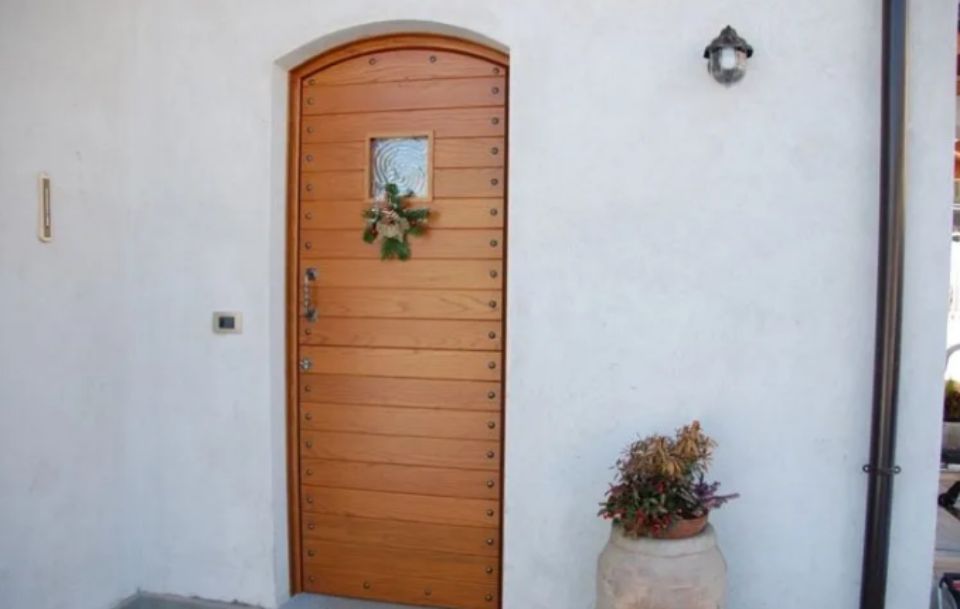 porta in legno d'ingresso