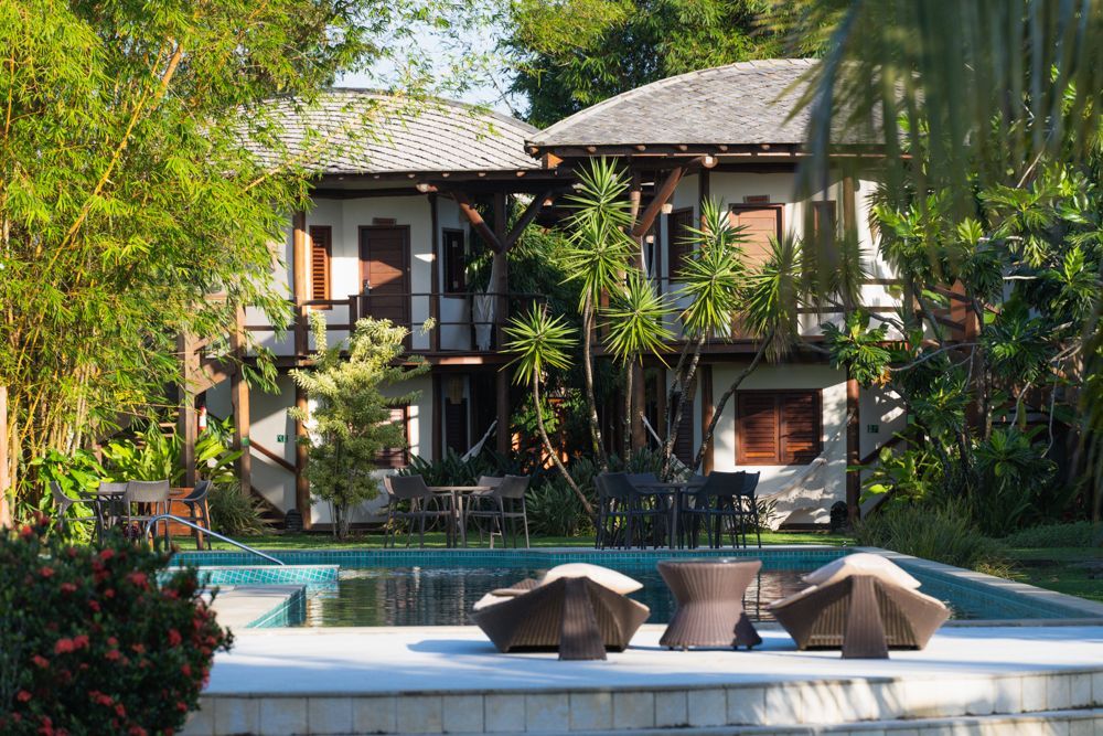 Uma casa grande com uma piscina na frente