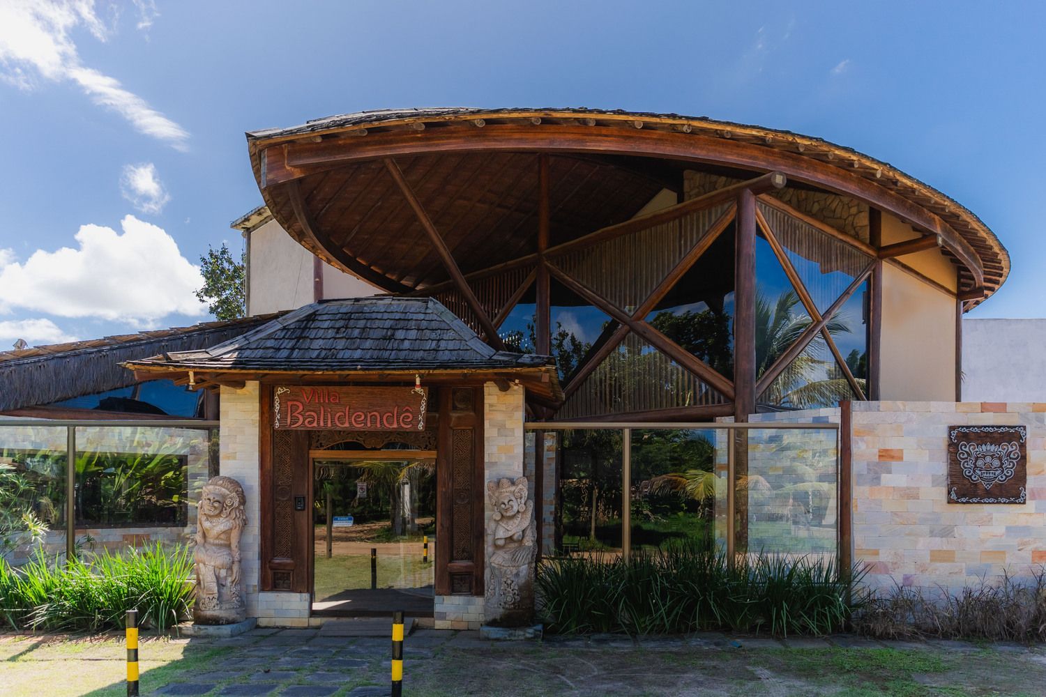 Um grande edifício com telhado de madeira e muitas janelas.