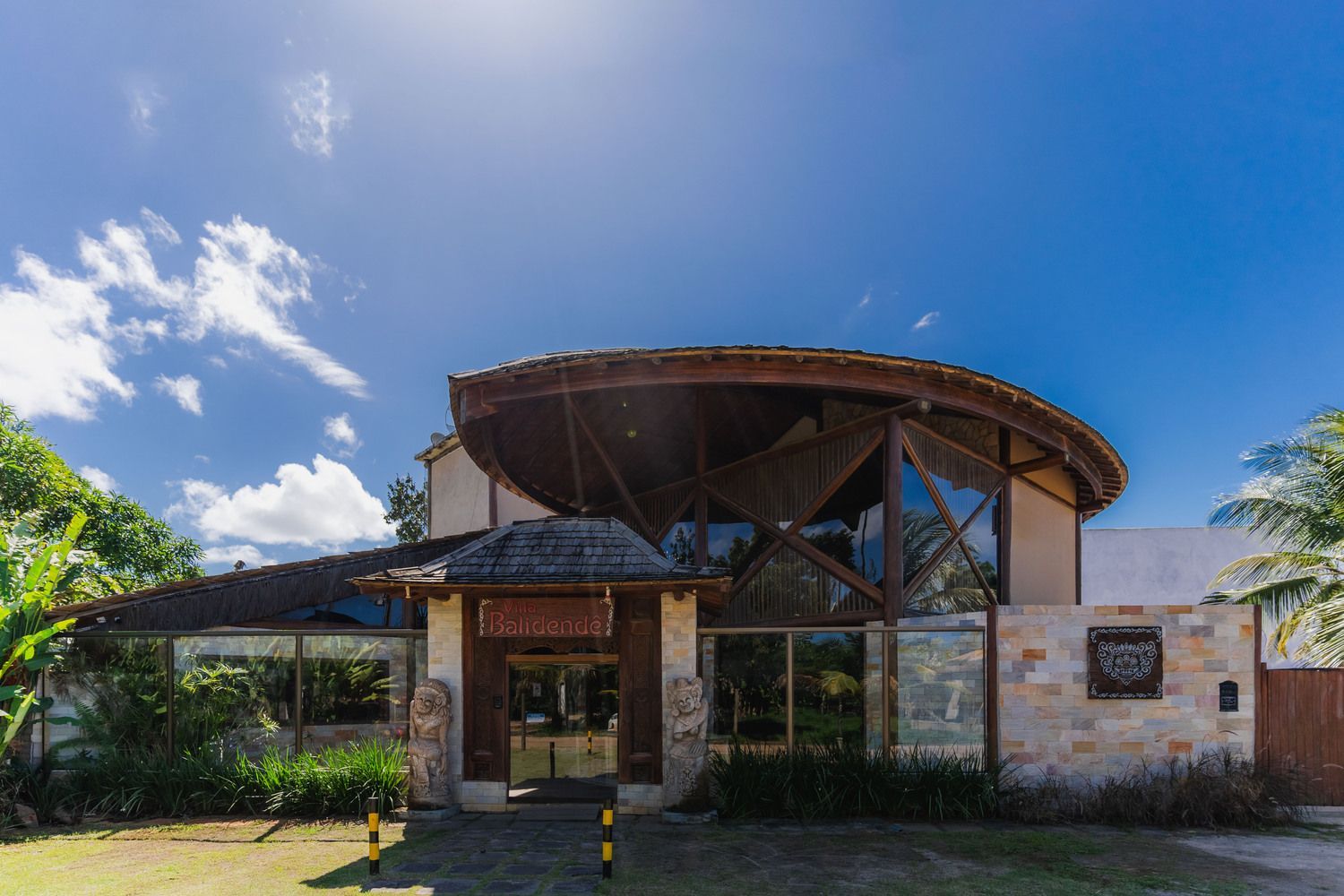 Um grande edifício com telhado de madeira e muitas janelas em um dia ensolarado.