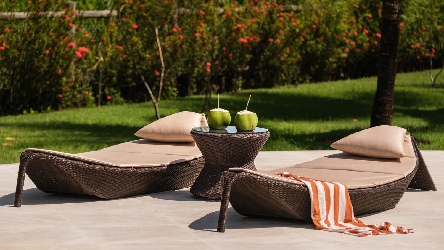 Uma casa grande com uma piscina na frente