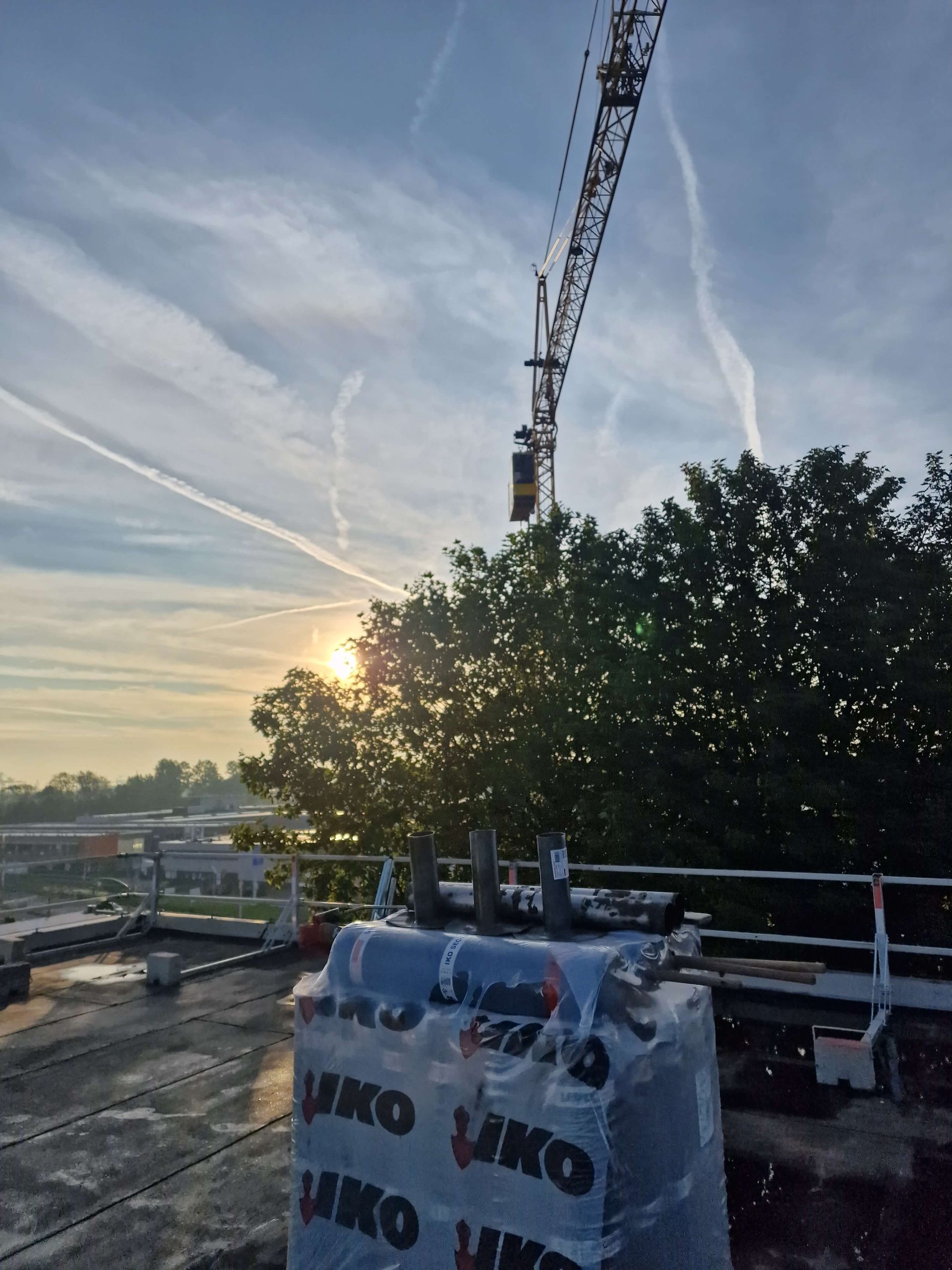 dak verduurzamen met witte dakbedekking Hoogvliet Rotterdam