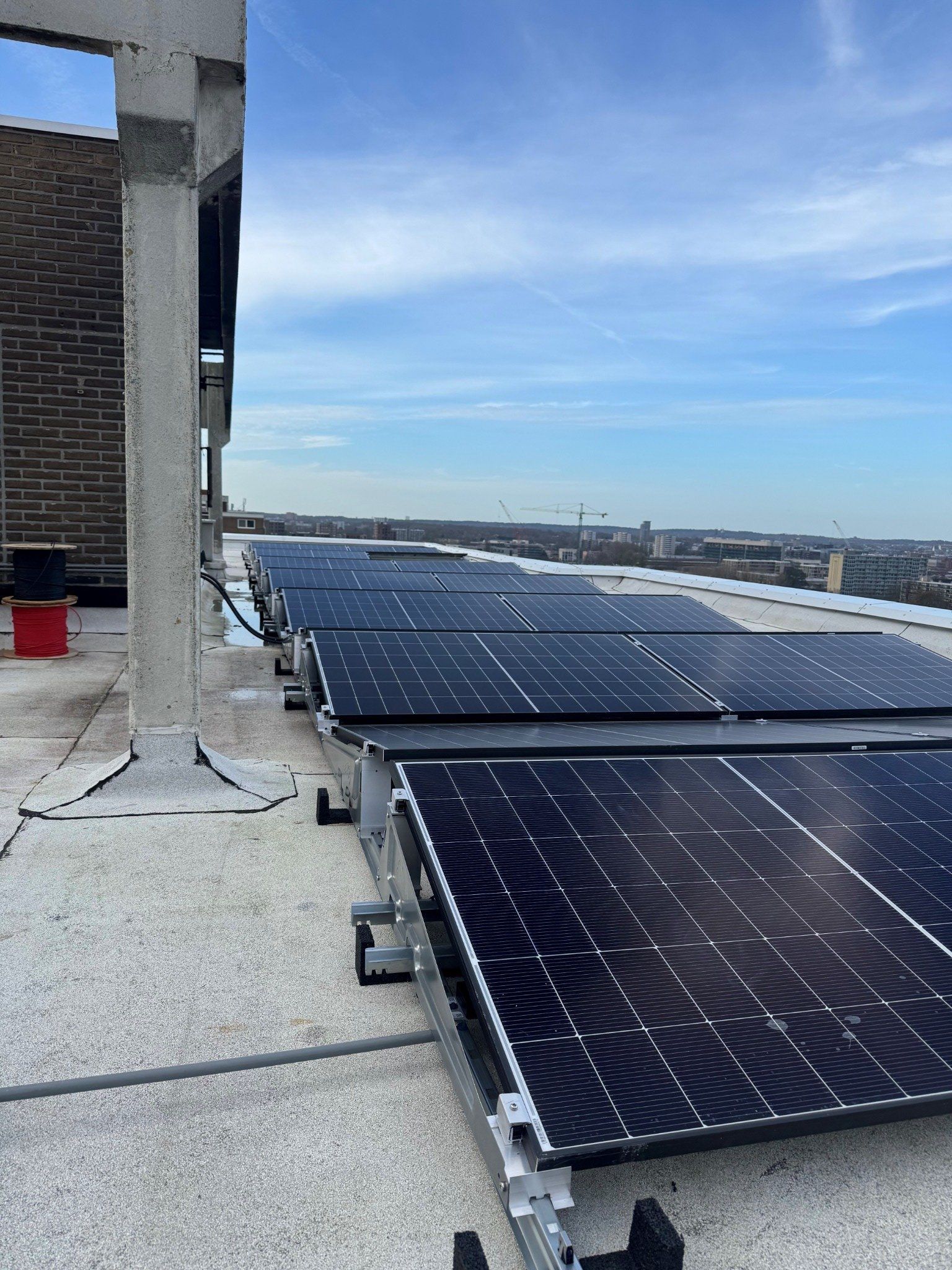 Zonnepanelen installatie op plat dak door VDP Dakbedekking in Rotterdam