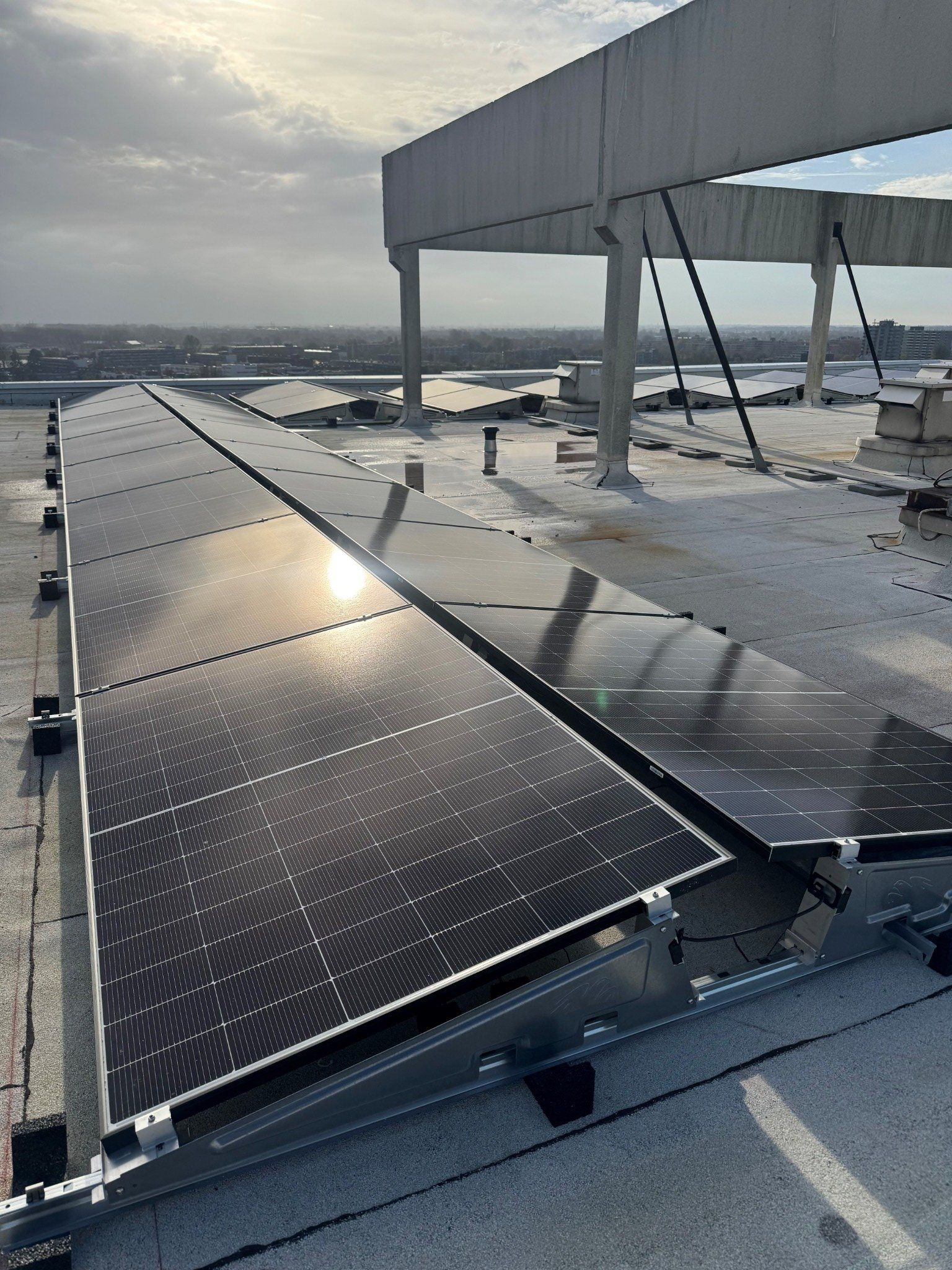 Zonnepanelen installatie op plat dak door VDP Dakbedekking in Rotterdam