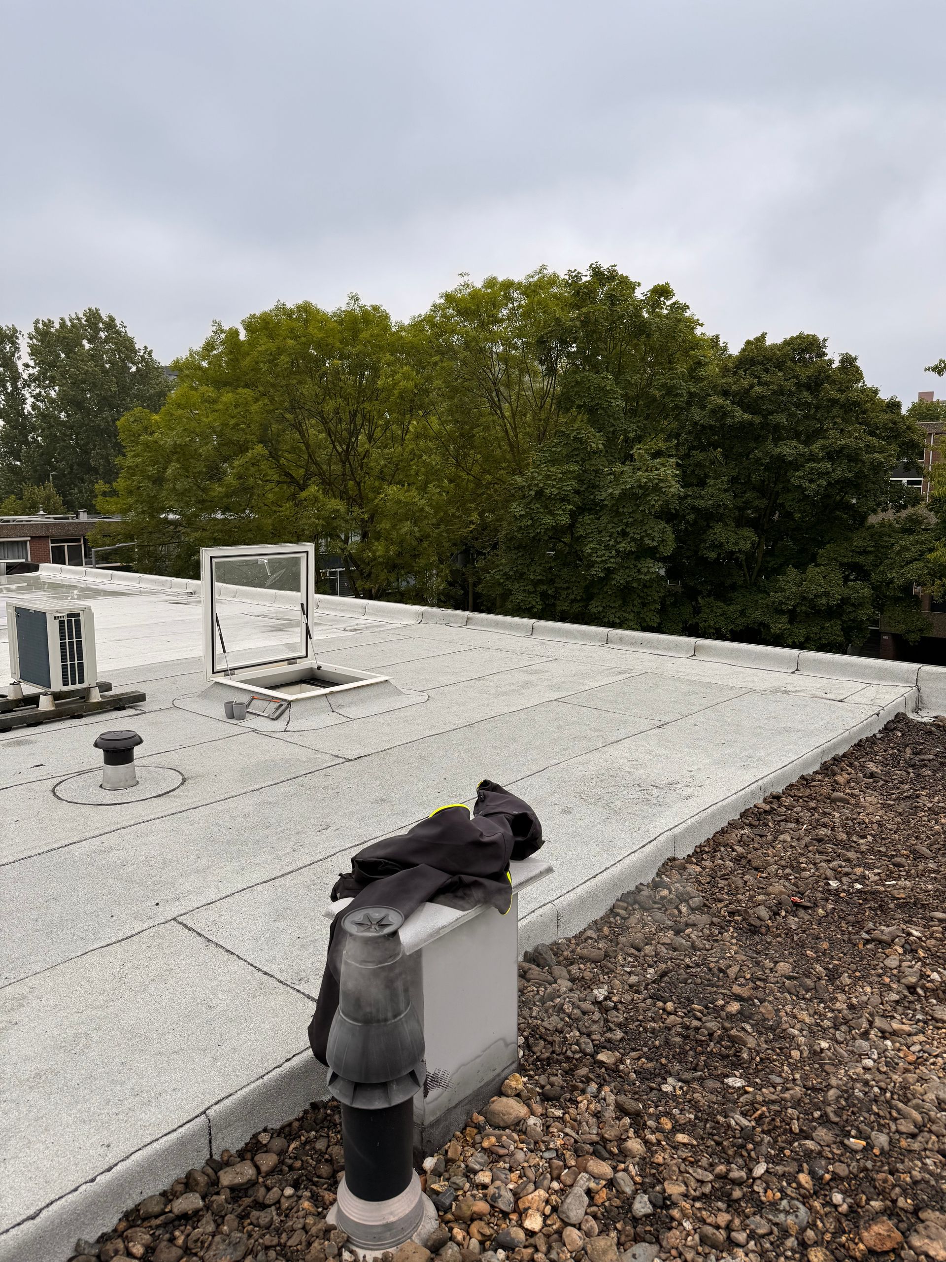 dak verduurzaamd met een witte dakbedekking en Pir dakisolatie in Rotterdam