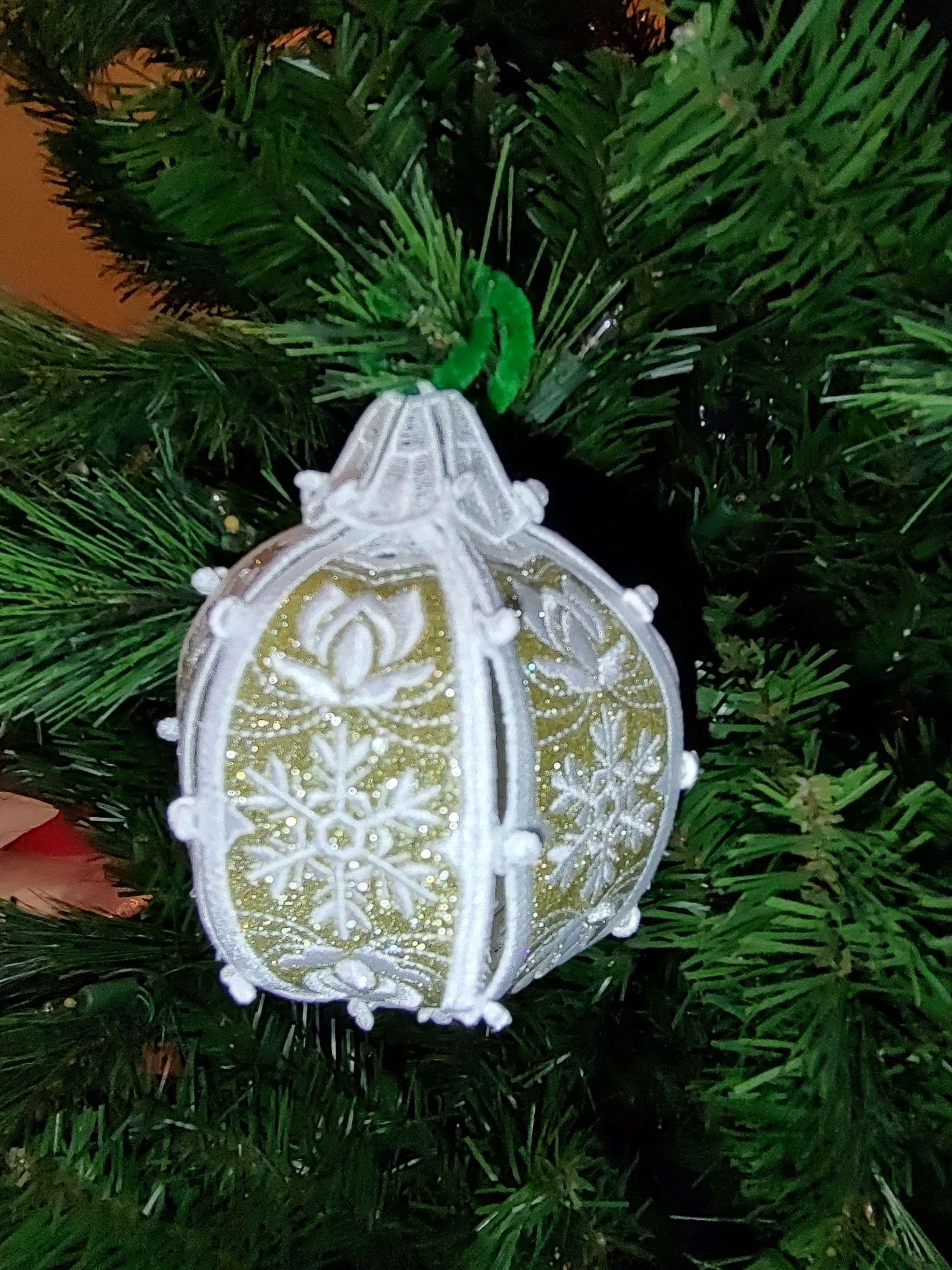 Gold Metallic 6 panel Snowflake bulb